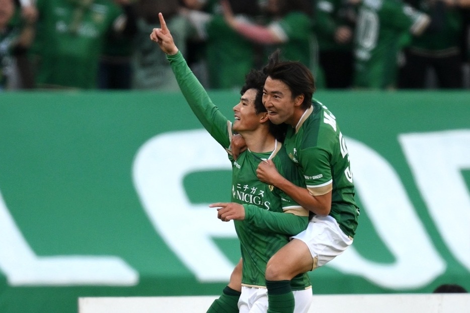 谷口栄斗が83分に同点ゴールを決めて、初のハットトリックを達成（写真◎J.LEAGUE）