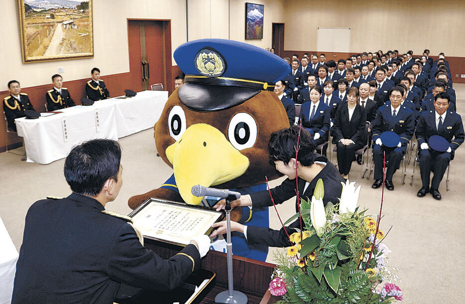 表彰状を受け取るいぬわし君＝県警本部