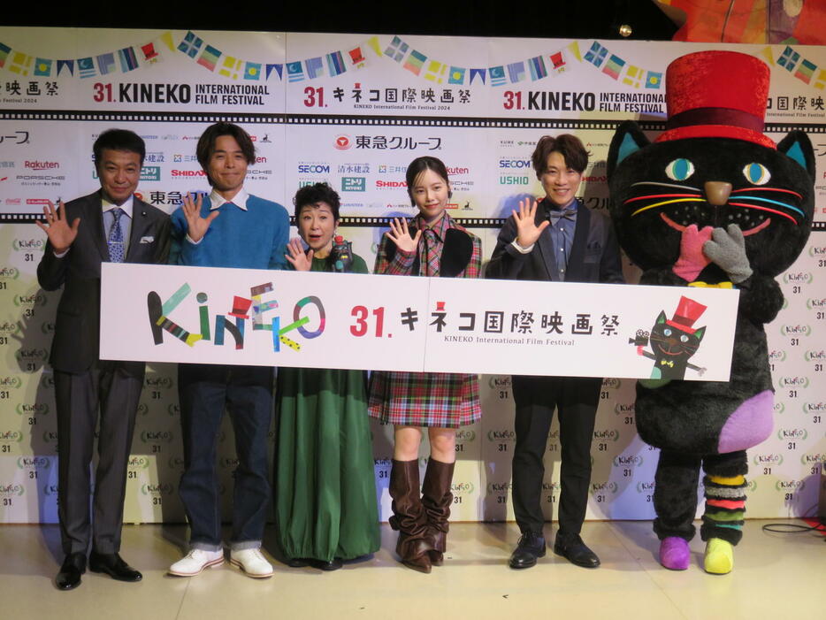 「キネコ交際映画祭」のオープニングセレモニーに出席した、左から中山秀征、井ノ原快彦、田中真弓、島崎遥香、横山だいすけ