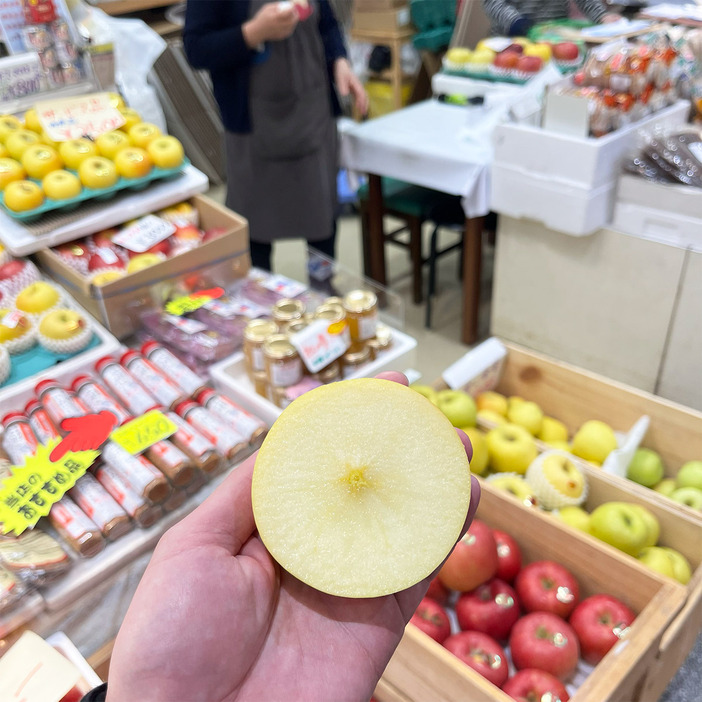 お母さんとの会話を楽しみながらのお買いものが楽しい。その場で試食させてくれることも。青森に行ったらぜひ行ってみてください