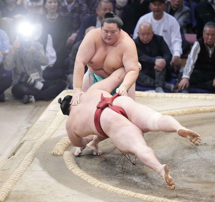 琴桜は隆の勝（手前）を上手投げで破る（撮影・小沢裕）