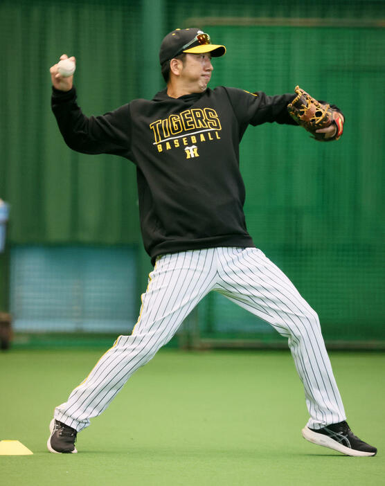 秋季キャンプ2日目、室内でキャッチボールする藤川監督（撮影・加藤哉）