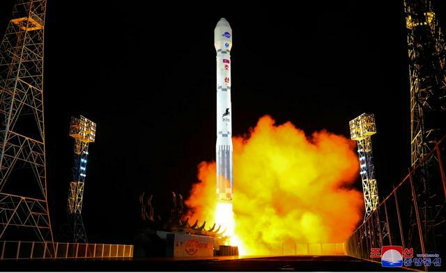 北朝鮮で2023年11月21日、軍事偵察衛星「万里鏡1号」を搭載した新型衛星運搬ロケット「千里馬1型」が打ち上げられた。朝鮮中央通信が同月22日に配信した=朝鮮通信