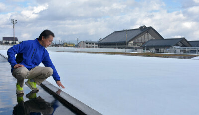 ２３日のオープンを前にリンクの状態を確認する坂本場長