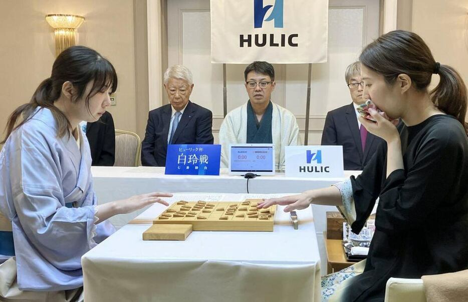 女流棋界は福間（右）と西山（左）の二強時代が続いている