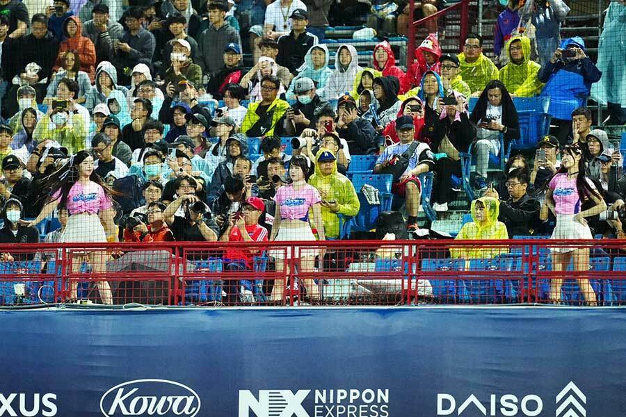 日本―キューバ戦、びしょ濡れになりながら球場を盛り上げた台湾チア【写真：小林靖】