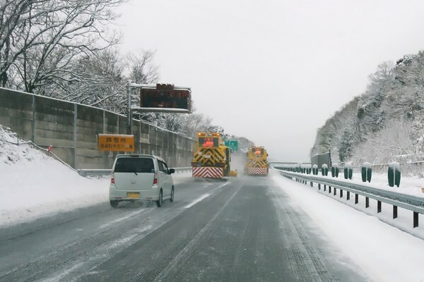 道路の積雪はこれからの季節の大敵に（画像：写真AC）。