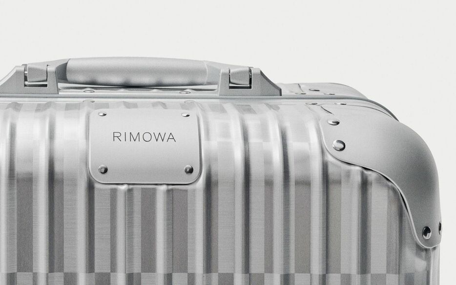 11月7日（木）より、国内の一部リモワストア及びRIMOWA.comで発売を開始する。