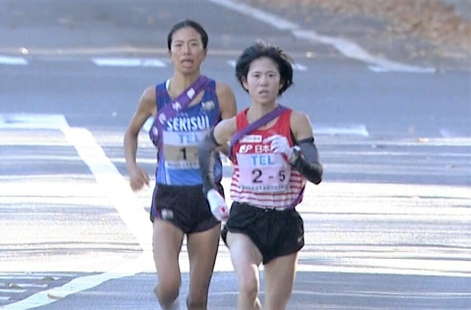 5区の鈴木亜由子が追いかけてくる積水化学・新谷仁美を振り切る