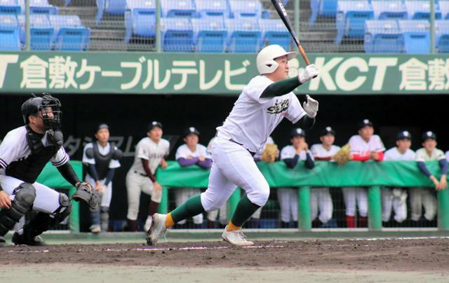 東部地区選抜―西部地区選抜　八回裏、西部地区選抜の亀鷹（倉敷翠松）が同点犠飛を放つ=2024年11月16日、マスカット、大野宏撮影