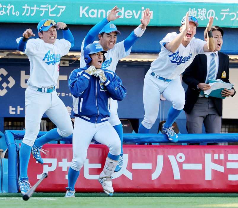 天理大対青学大　タイブレークの10回裏、サヨナラ勝ちを喜ぶ青学大・佐々木（手前）、西川（奥中央）ら（撮影・野上伸悟）