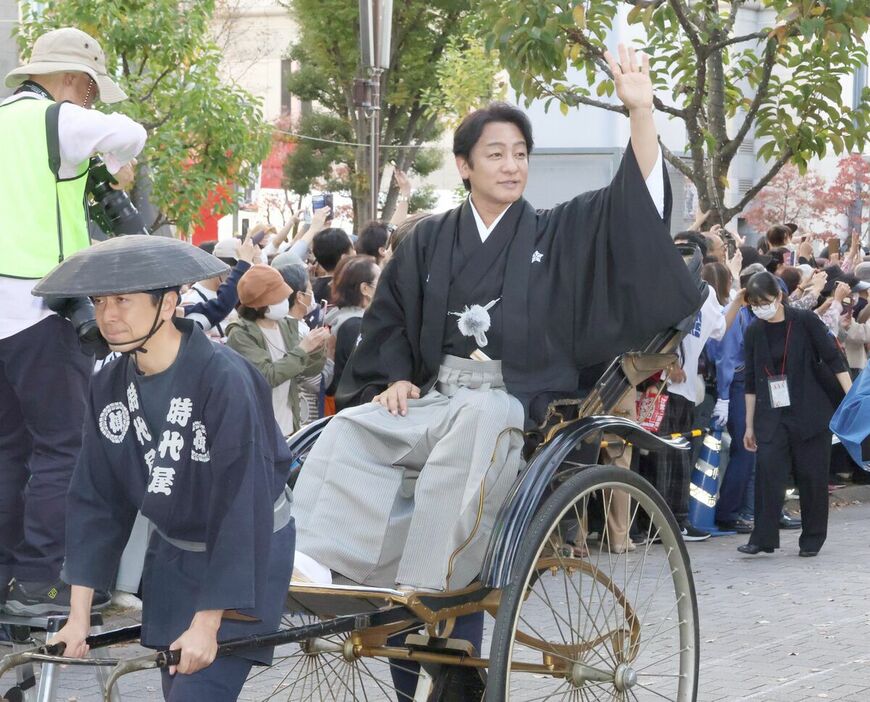 人力車でお練りを行い、声援に応える片岡愛之助（カメラ・有野　博幸）