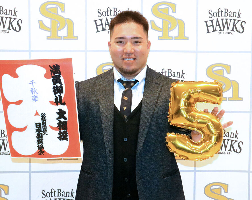 背番号が２５から５に変更されるソフトバンク・山川穂高。１億８０００万円増の４億５０００万円で契約更改した（カメラ・田中昌宏）