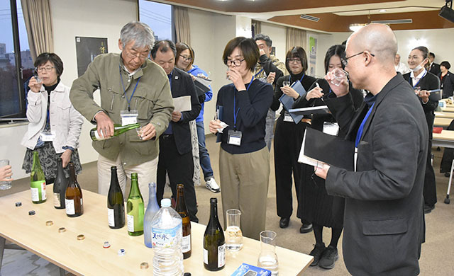 受講生が利き酒に挑戦した日本酒学校の初回講義＝山形市・県酒造会館