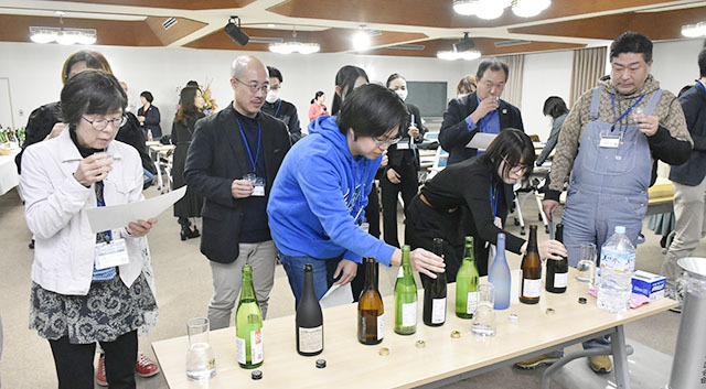 受講生が利き酒に挑戦した日本酒学校の初回講義＝山形市・県酒造会館