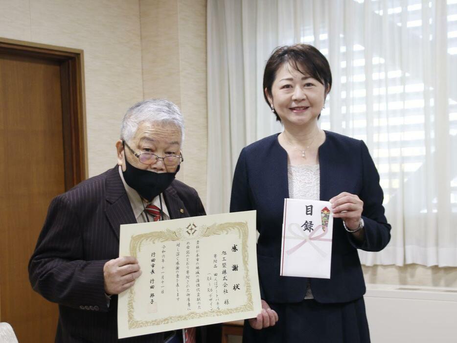 （左から）旭工榮の古澤憲雄社長、行田邦子行田市長