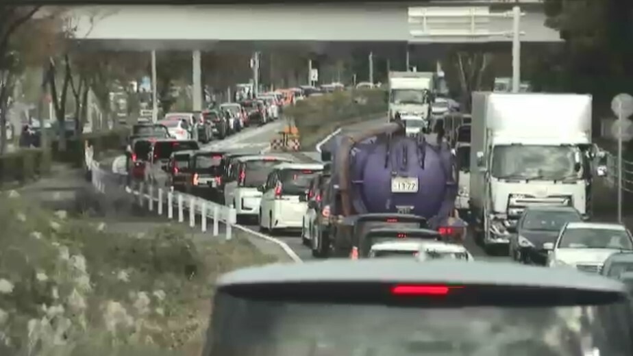 店舗に向かう車の長い列