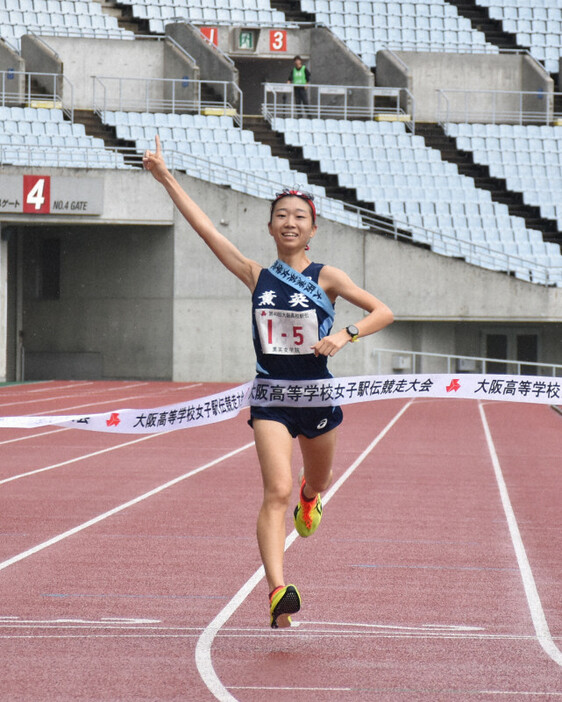 19連覇でフィニッシュした大阪薫英女学院のアンカー、黒葛原唯夏選手＝大阪市東住吉区のヤンマースタジアム長居で2024年11月2日午前11時6分、大坪菜々美撮影