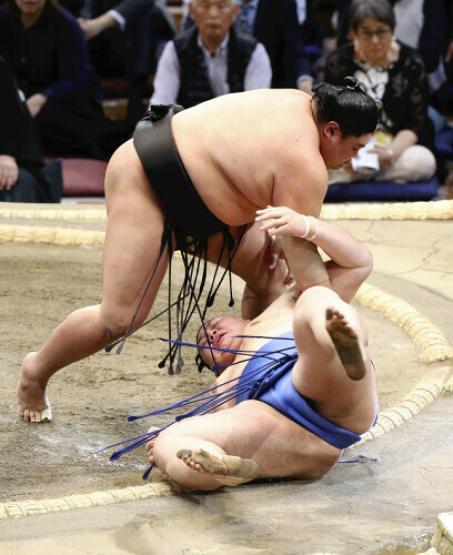 阿炎（上）がすくい投げで大の里を破る（１３日）＝貞末ヒトミ撮影