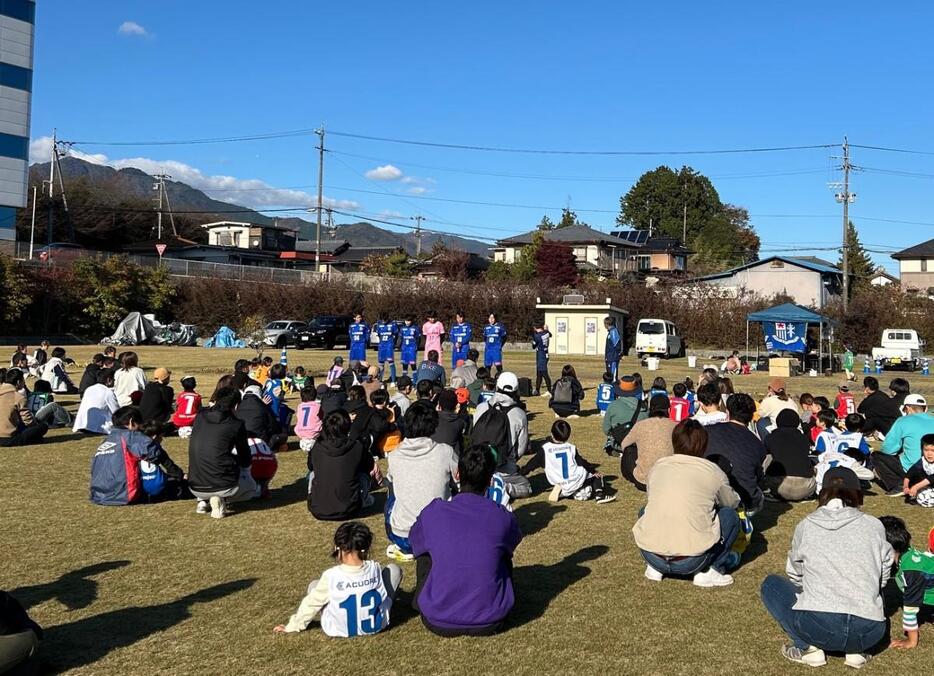 多くの親子が参加したサッカー教室