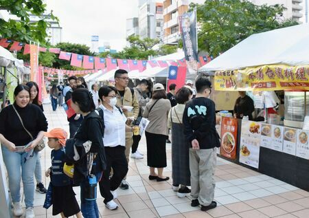 多くの人でにぎわう「台湾フェア２０２４ｉｎ沖縄」＝２２日、那覇市・さいおんスクエア