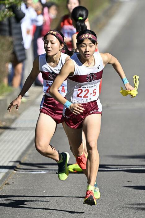 浜松商の4区松沢凜（左）からたすきを受け走り出す5区戸塚光梨＝岐阜県山県市