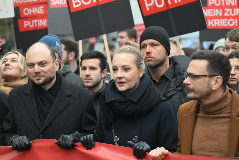 １７日、ベルリンで「反戦デモ」を率いるロシアの反体制派指導者ナワリヌイ氏の妻ユリアさん（前列中央）