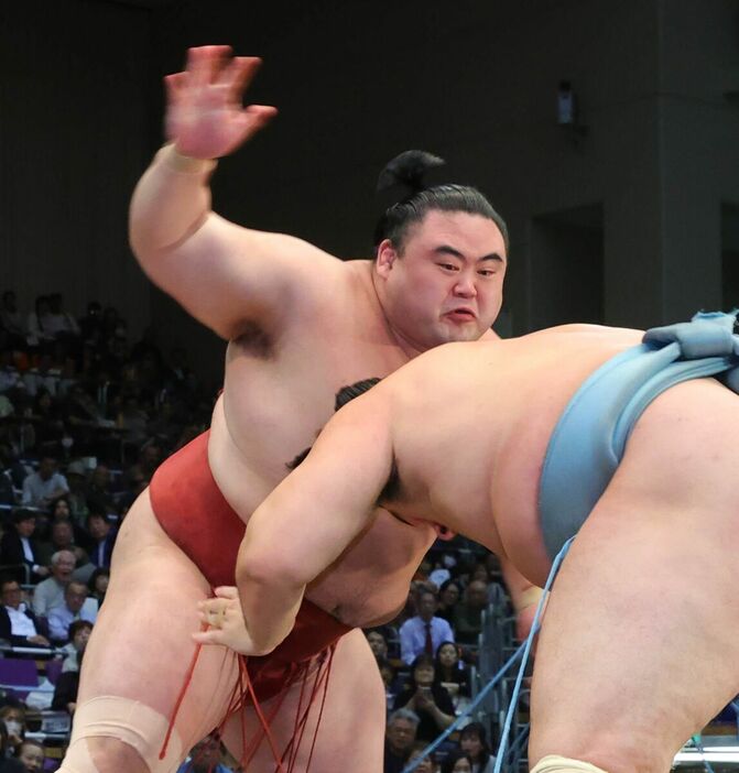 欧勝馬（手前）をはたき込みで破った隆の勝（カメラ・朝田　秀司）