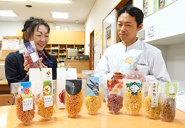 海外でも展開するアートパスタを生んだ玉谷貴子専務（左）と玉谷隆治社長＝西川町