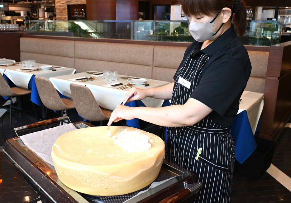 19kgの樽型チーズを特注ナイフでやさしく削り、サラダにたっぷりのせてくれます！