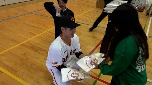 子供たちに巨人グッズを配る井上温大投手