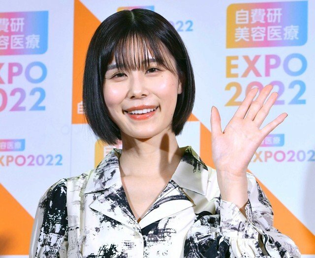 トークショーで手を振る有村藍里さん＝2022年撮影