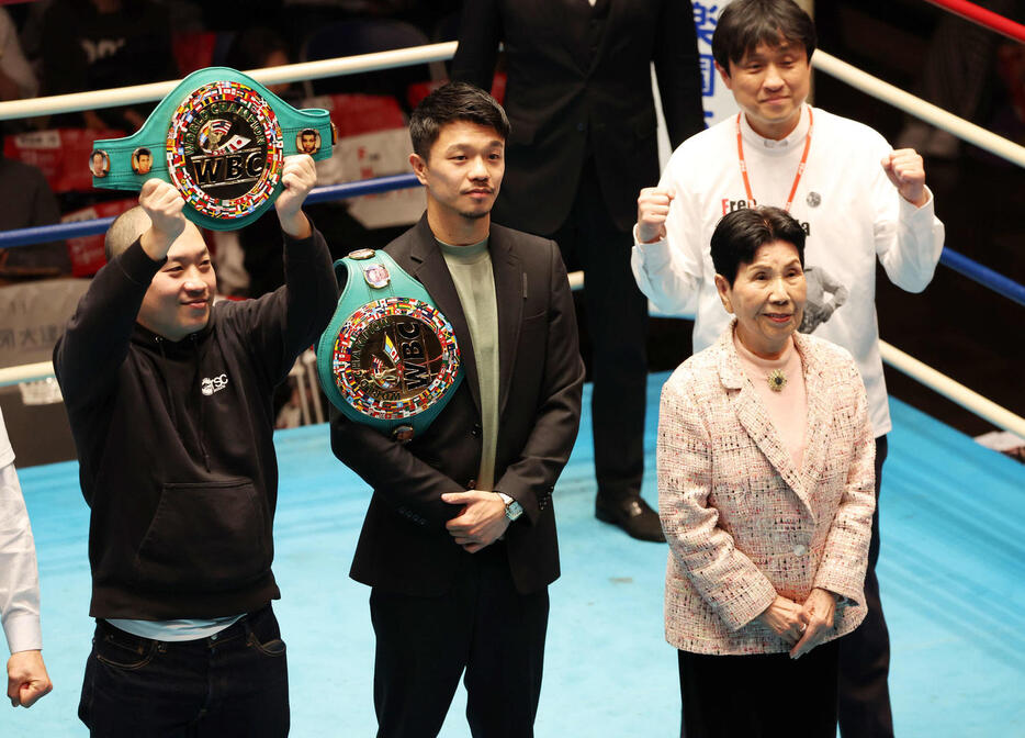 リング上で記念撮影するWBC世界バンタム級王者の中谷（中央）と袴田巌さんの姉ひで子さん（右）（撮影・宮地輝）