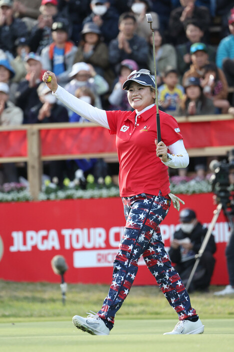 ＪＬＰＧＡツアー選手権リコー杯最終日。今季最終戦のメジャー大会は桑木志帆が通算１２アンダーで優勝した。初日から首位を守る完全優勝で国内メジャー初制覇を果たし、今季、通算ともに３勝目＝２４日、宮崎ＣＣ