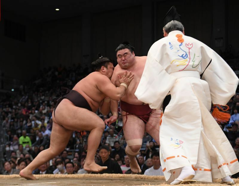 やはり優勝争いのただ中での相撲は違うものなのか……。立ち合いで圧力を掛けられなかった隆の勝は、霧島に横につかれて押し出され、痛い２敗目