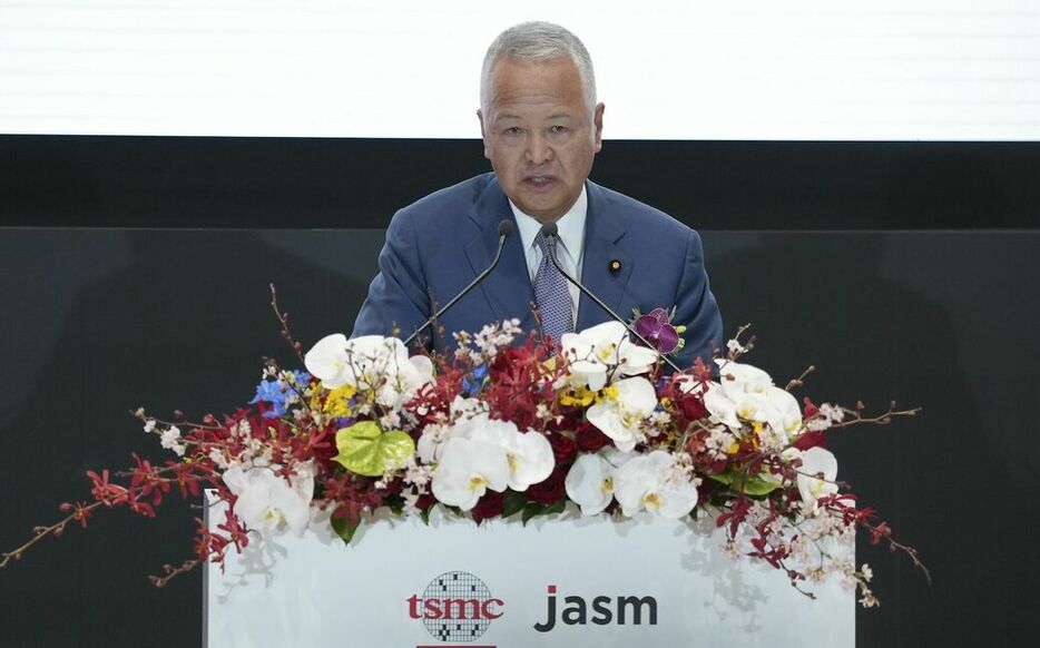 2024年2月24日、熊本県のTSMC新工場開所式でスピーチする甘利明・元通産相（写真：ブルームバーグ）