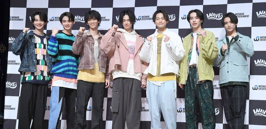 フォトセッションに臨むWAVEの左から櫻井亜蓮、樫又龍ノ介、小方蒼介 、井内悠陽、中山翔貴、井上陽向大、植野花道（撮影・高橋朋彦）