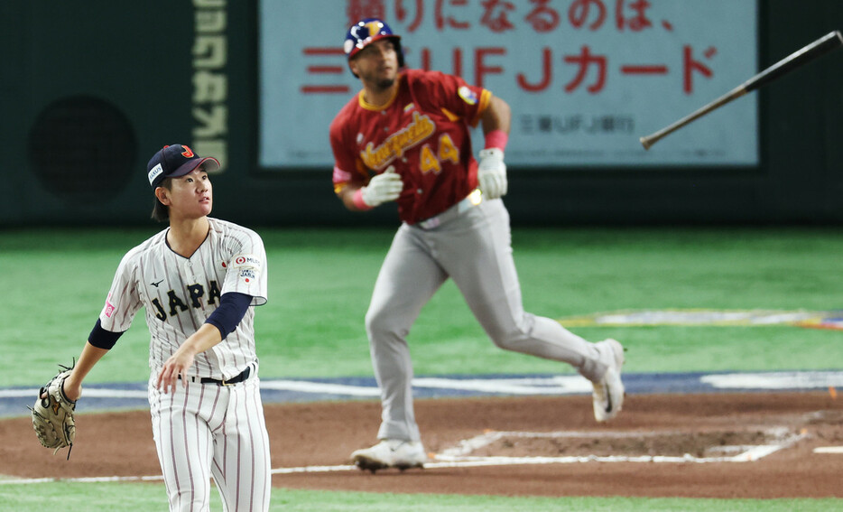 ベネズエラ戦の６回、逆転２ランを浴びた日本代表２番手の井上（左）＝２２日、東京ドーム