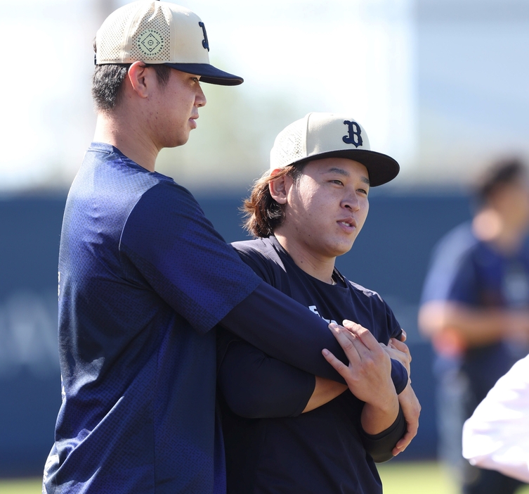 秋季練習でじゃれ合うオリックス・山下舜平大（左）と宮城大弥