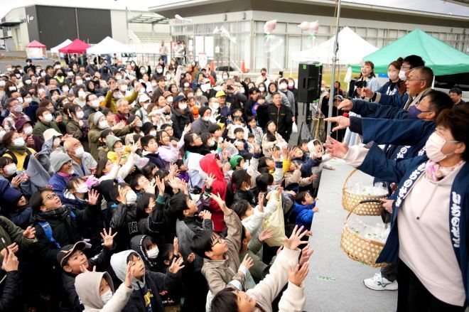 昨年11月のもちまきの様子