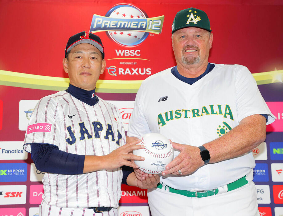 写真に納まる日本代表の井端監督（左）と豪州代表のニルソン監督（カメラ・渡辺　了文）