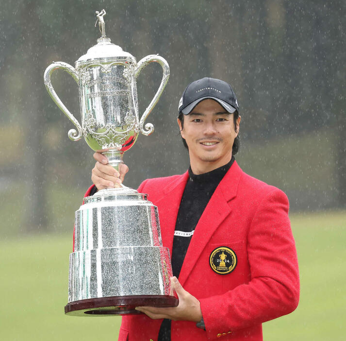 逆転で今季2勝目、史上12人目のツアー通算20勝目を挙げて優勝トロフィーを掲げる石川遼（撮影・丹羽敏通）