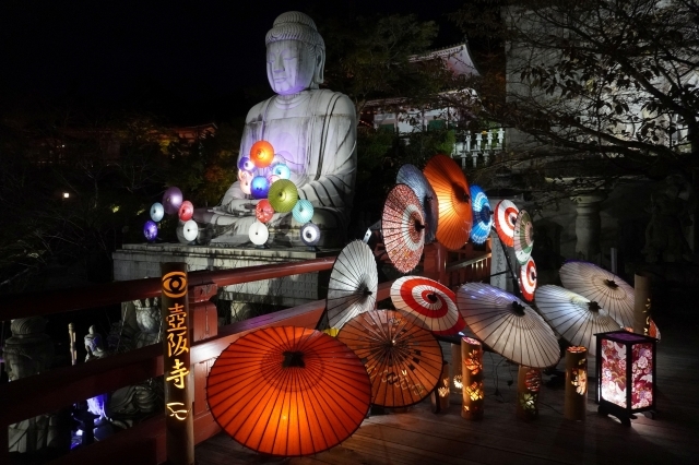 和傘で飾られた壷阪大仏＝高取町壺阪の壷阪寺