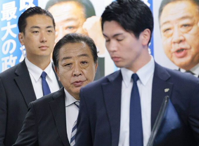 衆院選開票を受けて党本部で記者会見に臨む立憲民主党の野田佳彦代表（中央）＝2024年10月28日未明、東京・永田町