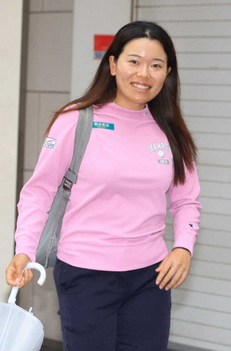 ＜TOTO　第三日＞降雨により競技中止となり引き上げる勝みなみ（撮影・中辻　颯太）