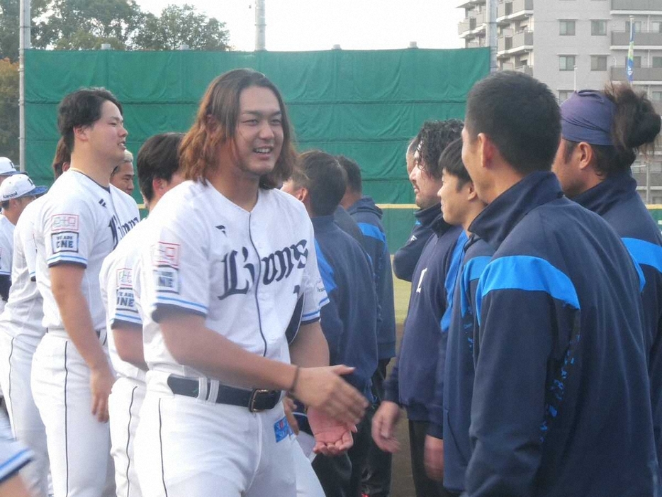 秋季キャンプを打ち上げた高橋（左）