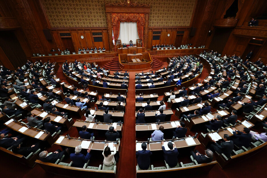 第２１６臨時国会が召集され、参院本会議に臨む議員ら＝２８日午前、国会内