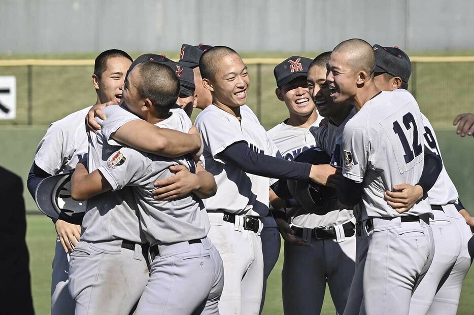 延長戦を制し喜ぶ横浜ナイン＝サーティーフォー保土ケ谷（立石　祐志写す）