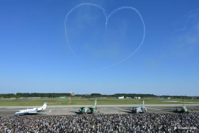 入間航空祭でハートを描くブルーインパルス＝24年11月3日 PHOTO: Tadayuki YOSHIKAWA/Aviation Wire