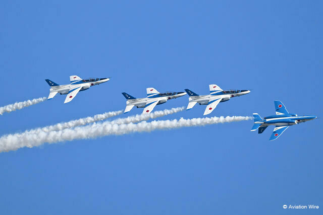 入間航空祭で展示飛行を披露するブルーインパルス＝24年11月3日 PHOTO: Tadayuki YOSHIKAWA/Aviation Wire